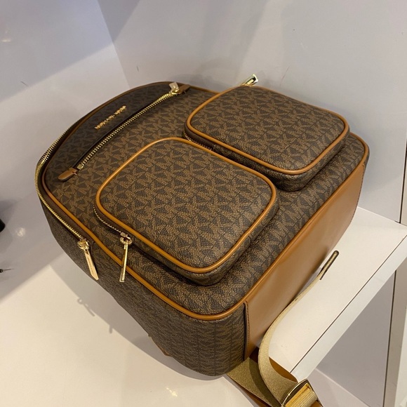 Michael Kors JET SET ITEM MD PKT BACKPACK - Picture 7 of 8